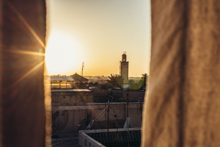 Sonnenuntergang über Marrakesch von der Dachterrasse des Fotografie Museums aus. Wir kommen um sonst herein, da unser Ticket eine ganze Woche gültig ist. Einer der besten Orte in der Stadt.