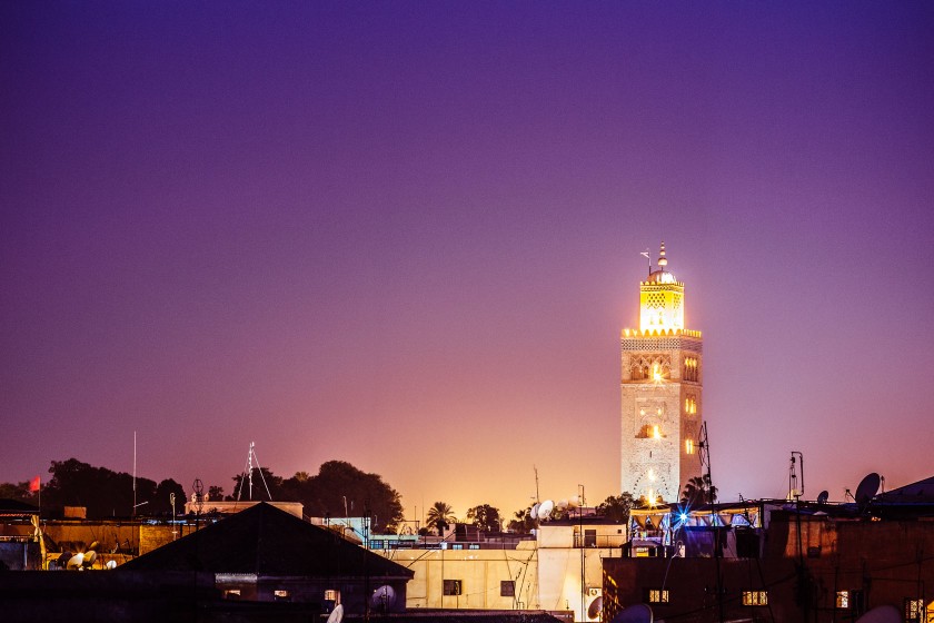Sonnenuntergang über Marrakesch. Das Koutoubia Minarett ist hell erleuchtet.