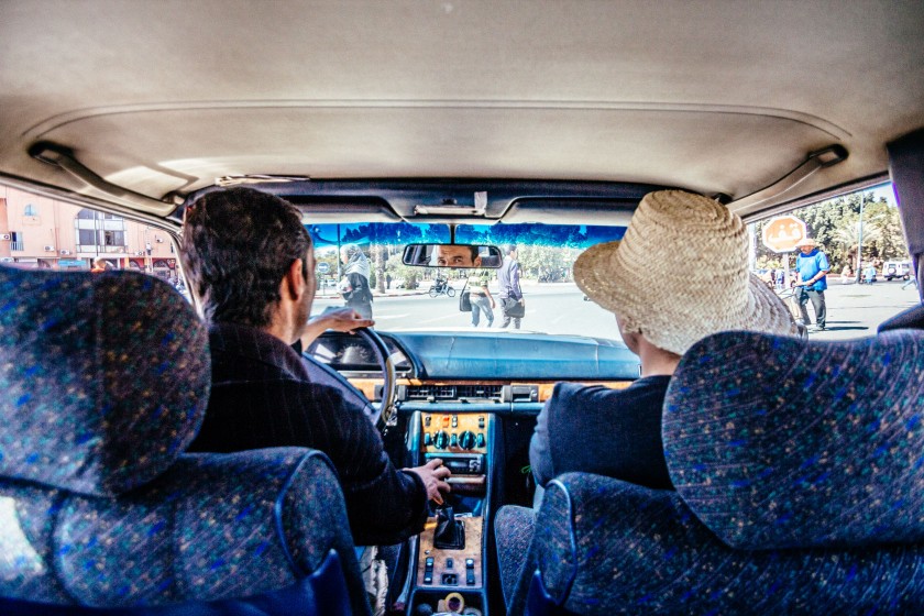 Stilecht in einem alten Mercedes Benz – wir nehmen ein Taxi zum Jardin Majorelle.