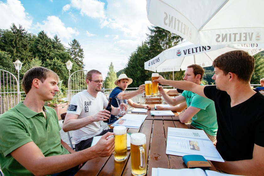 Prost! Wir hauen uns die Wampe voll im Campingplatz-Restaurant.