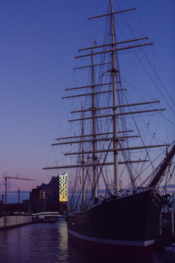 Abendstimmung am Hafen von Hamburg. Das Schiff ist ein dreimastiges Frachtsegelschiff – die “Rickmer Rickmers”
