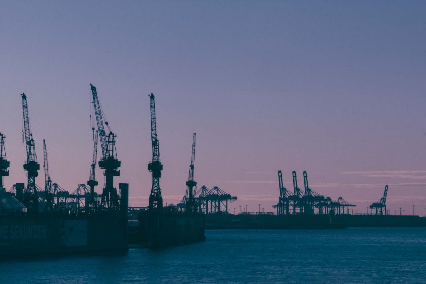 Der Industriehafen von Hamburg bei Sonnenuntergang