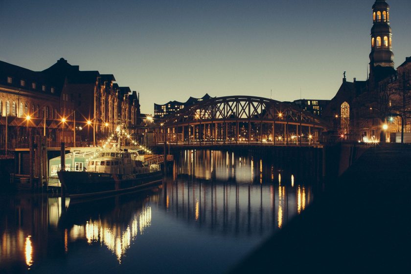 Die Speicherstadt in Hamburg bei einer romantischen Abendstimmung.