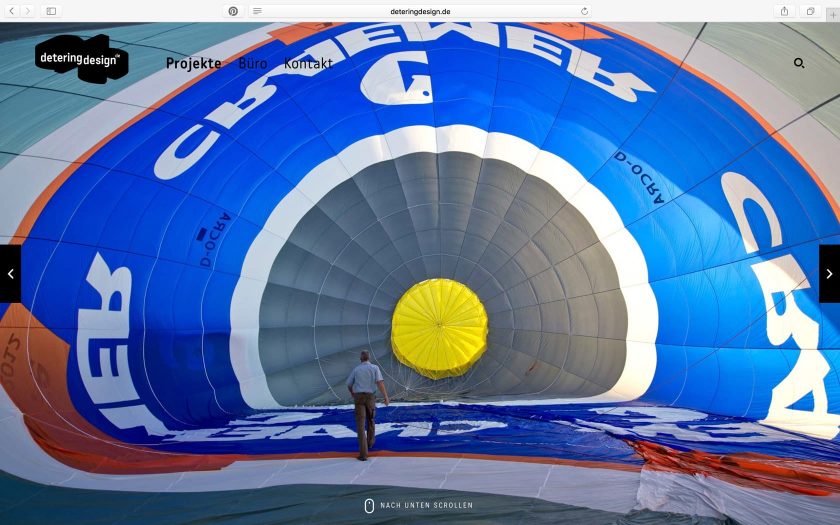 Vollflächiges Foto auf einer Webseite von einem Heißluftballon